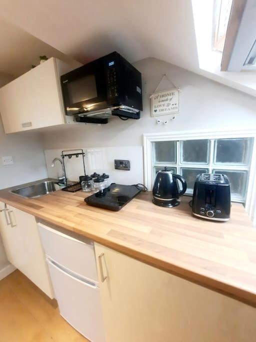 Alross Studio Flat / Private Bathroom Londres Extérieur photo